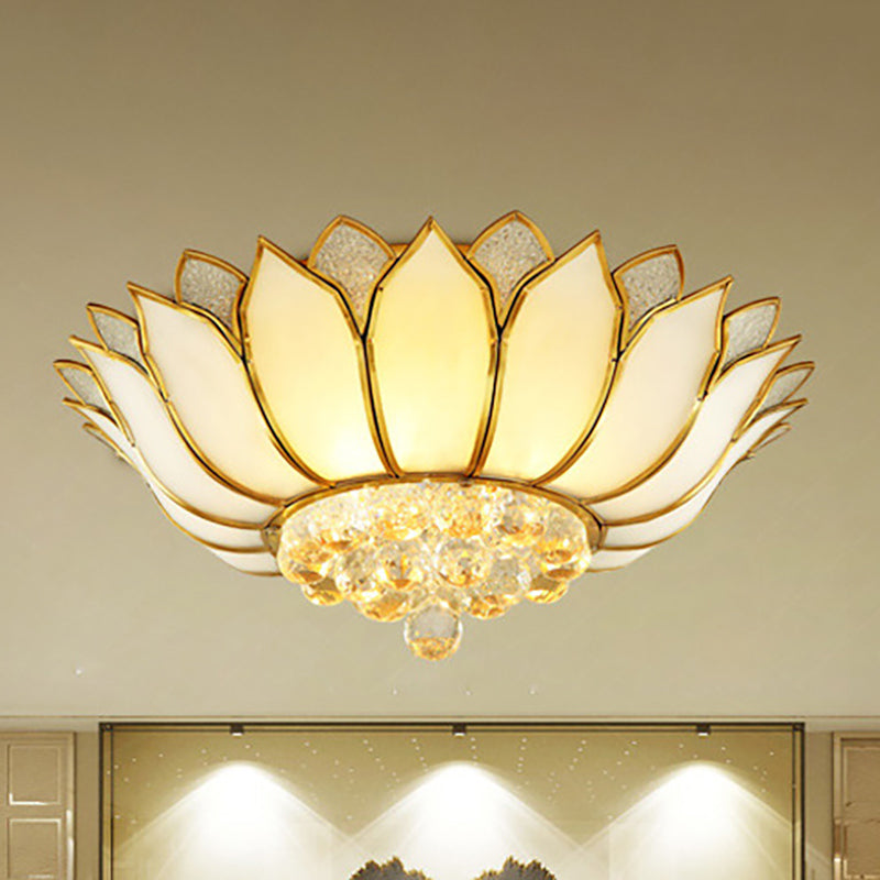 Plafonnier traditionnel doré avec abat-jour en verre crème festonné - 4/6 lumières - 21,5"/23,5" de large - Parfait pour les plafonds de salon