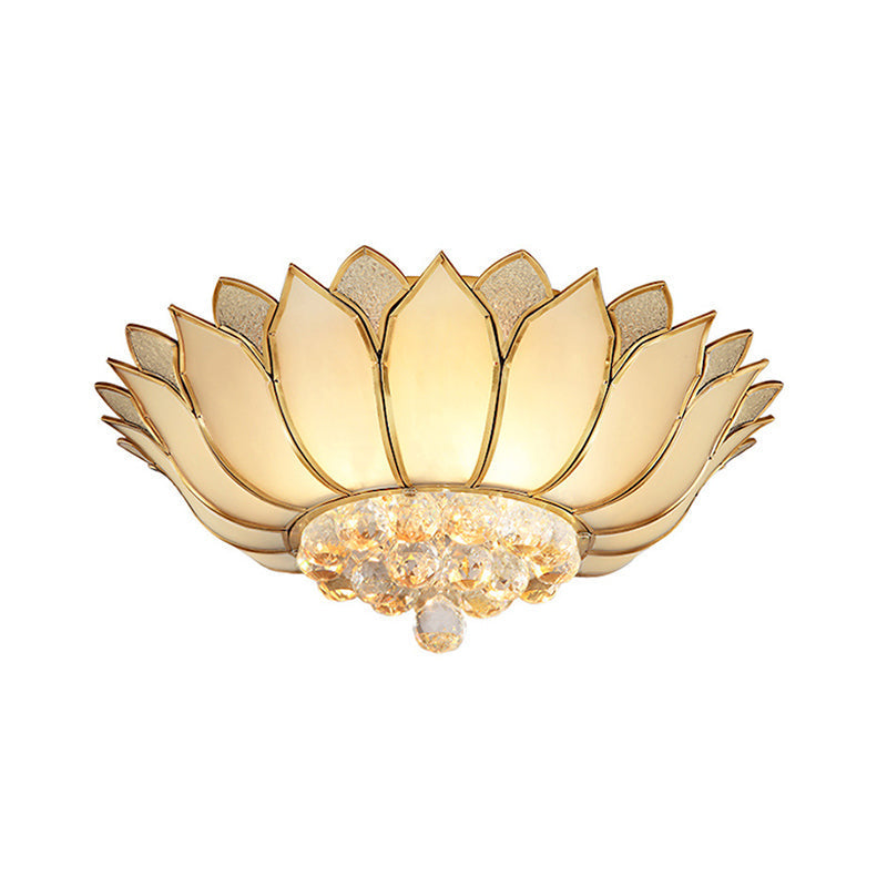 Plafonnier traditionnel doré avec abat-jour en verre crème festonné - 4/6 lumières - 21,5"/23,5" de large - Parfait pour les plafonds de salon