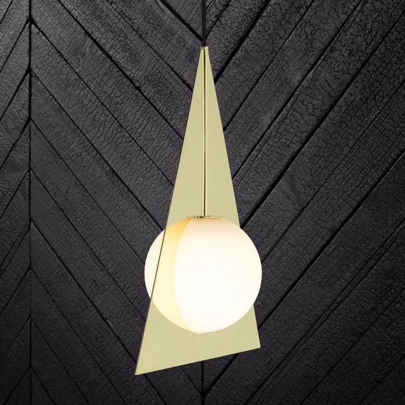 Suspension de plafond triangulaire en métal moderne avec abat-jour en verre blanc globe - Kit de lampe suspendue dorée