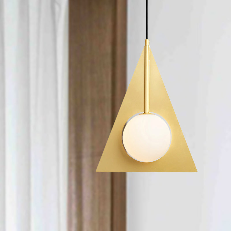 Suspension de plafond triangulaire en métal moderne avec abat-jour en verre blanc globe - Kit de lampe suspendue dorée