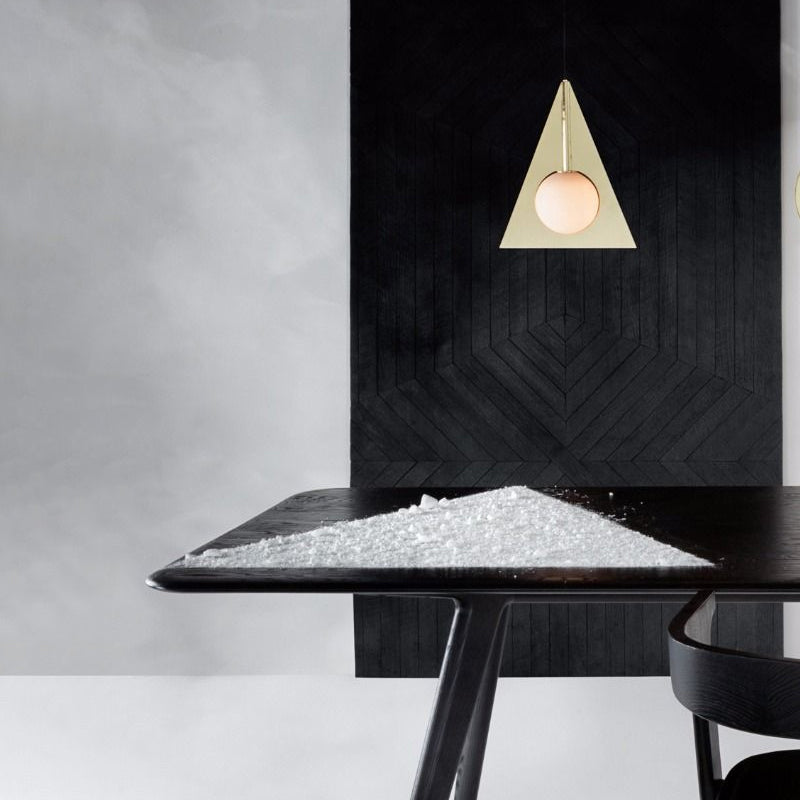 Suspension de plafond triangulaire en métal moderne avec abat-jour en verre blanc globe - Kit de lampe suspendue dorée