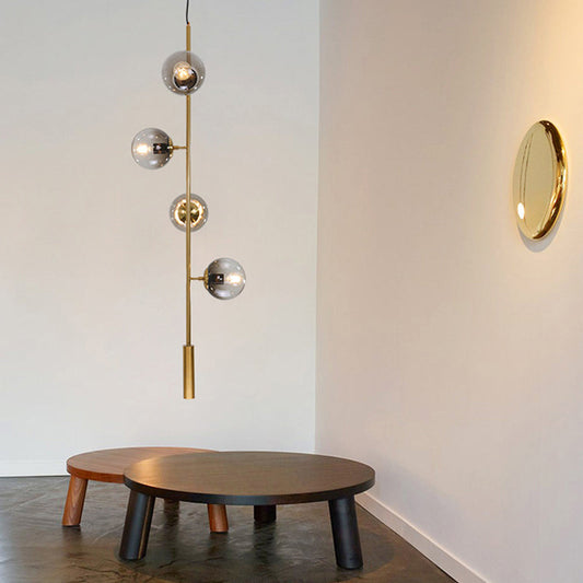 Lustre suspendu moderniste en forme de globe doré avec verre gris et 4 ampoules pour plafond de salon