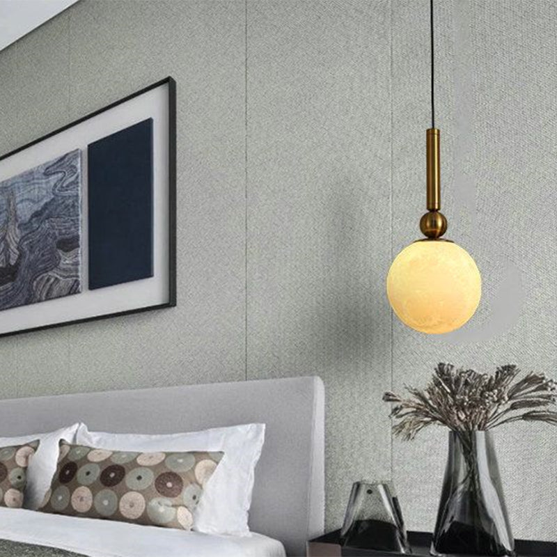 Lampe suspendue simple à LED dorée pour chambre à coucher avec abat-jour en verre dépoli