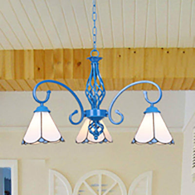 Lustre Tiffany bleu - Bras courbés avec abat-jour coniques en verre teinté - 3 lumières - Parfait pour le hall d'entrée en blanc/bleu