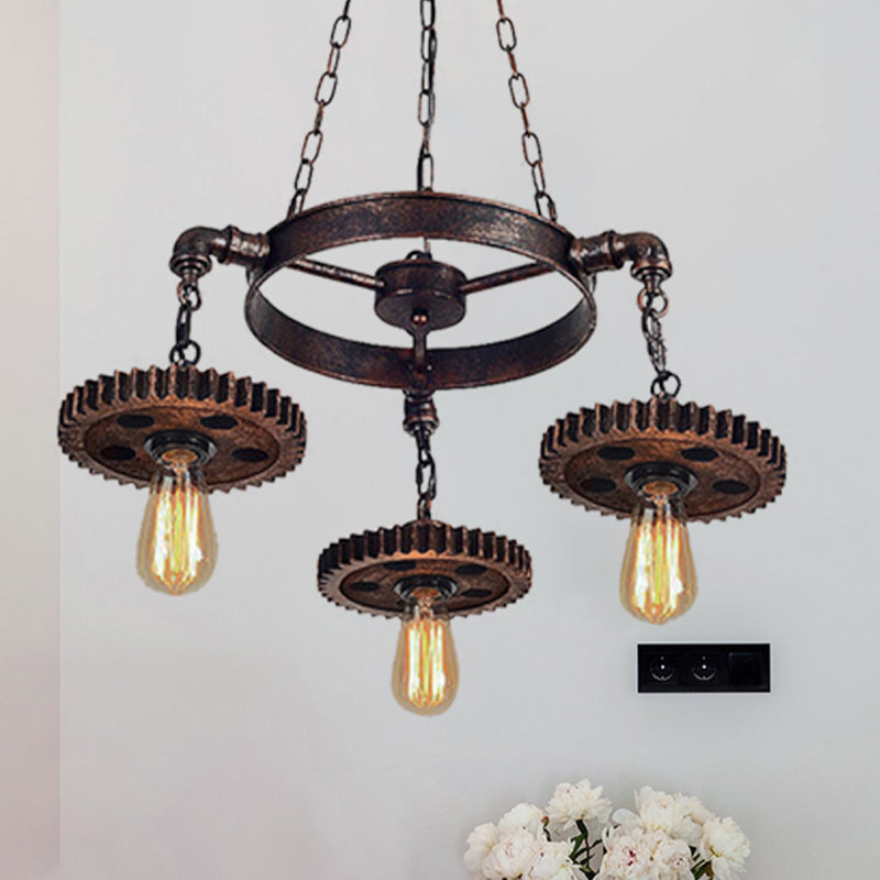 Suspension industrielle rétro à 3 têtes avec finition rouille foncée - Ampoules apparentes, construction en métal et décoration d'engrenage - Idéal pour l'éclairage de lustre des restaurants