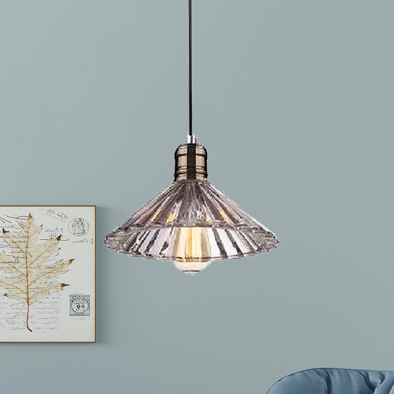Suspension Farmhouse : luminaire en verre strié en forme de cône en bronze/laiton