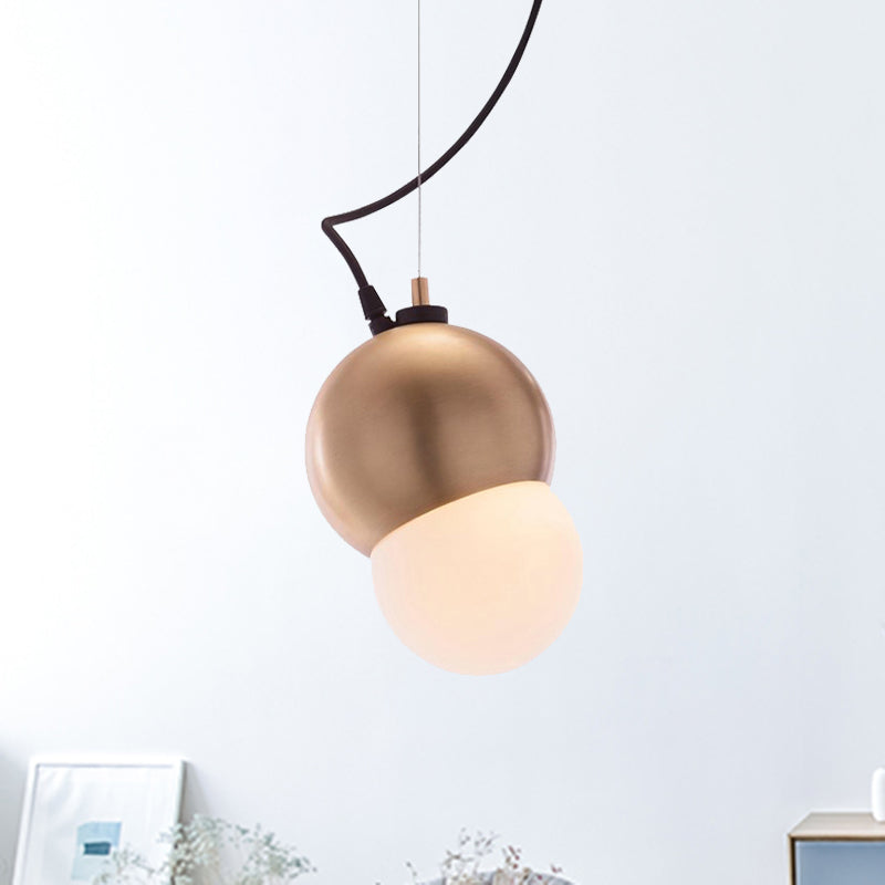 Suspension moderne en forme de dôme en métal avec cadre doré et abat-jour en verre blanc