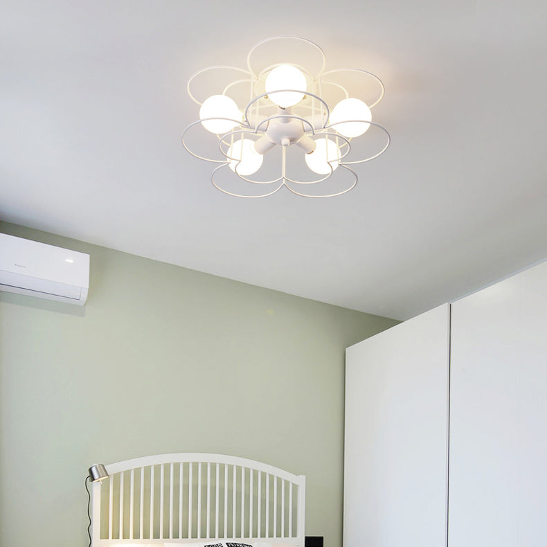Plafonnier contemporain avec cadre en fil de fer blanc - Idéal pour les salons