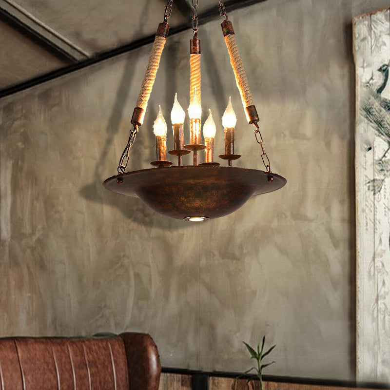 Lustre suspendu industriel en forme de bougie rouillée avec 5 lumières et chaîne en corde
