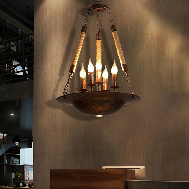 Lustre suspendu industriel en forme de bougie rouillée avec 5 lumières et chaîne en corde