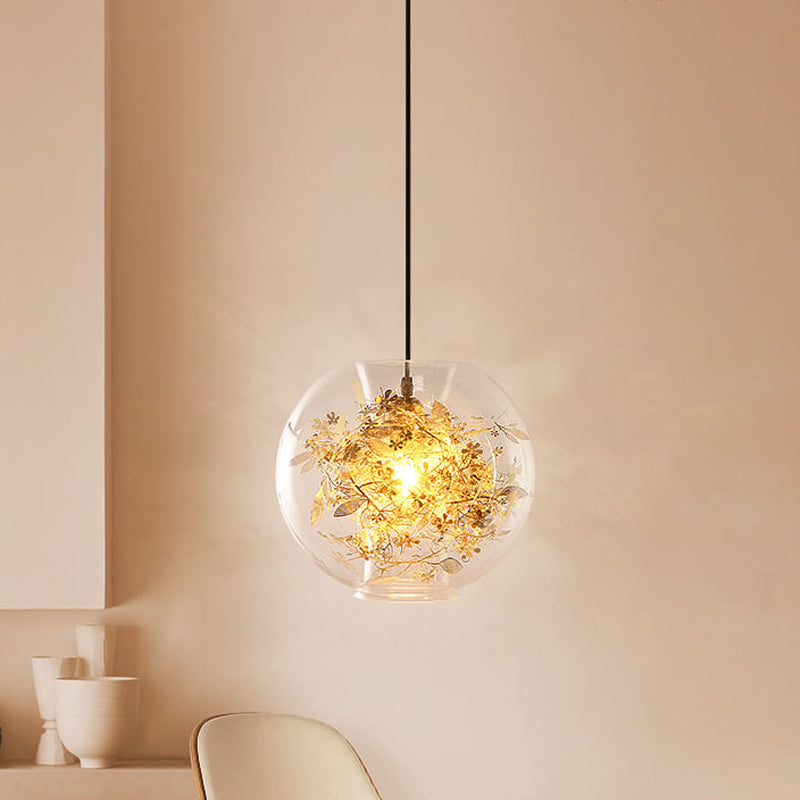 Suspension moderne en forme de sphère dorée avec verre transparent et détails de feuilles brisées