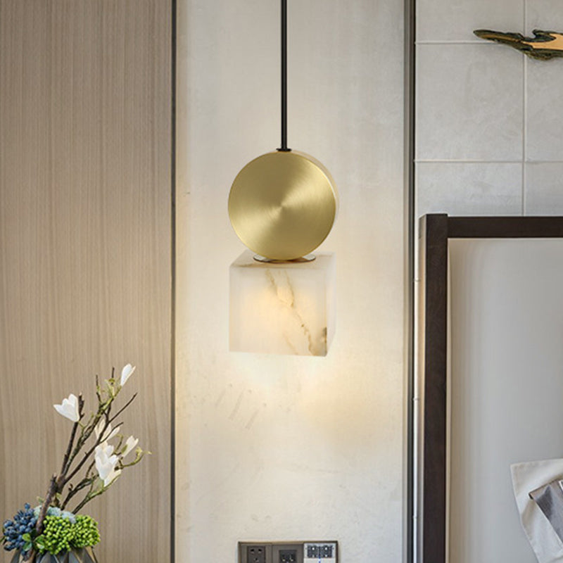 Lampe à suspension post-moderne en marbre blanc avec dessus doré et 1 tête