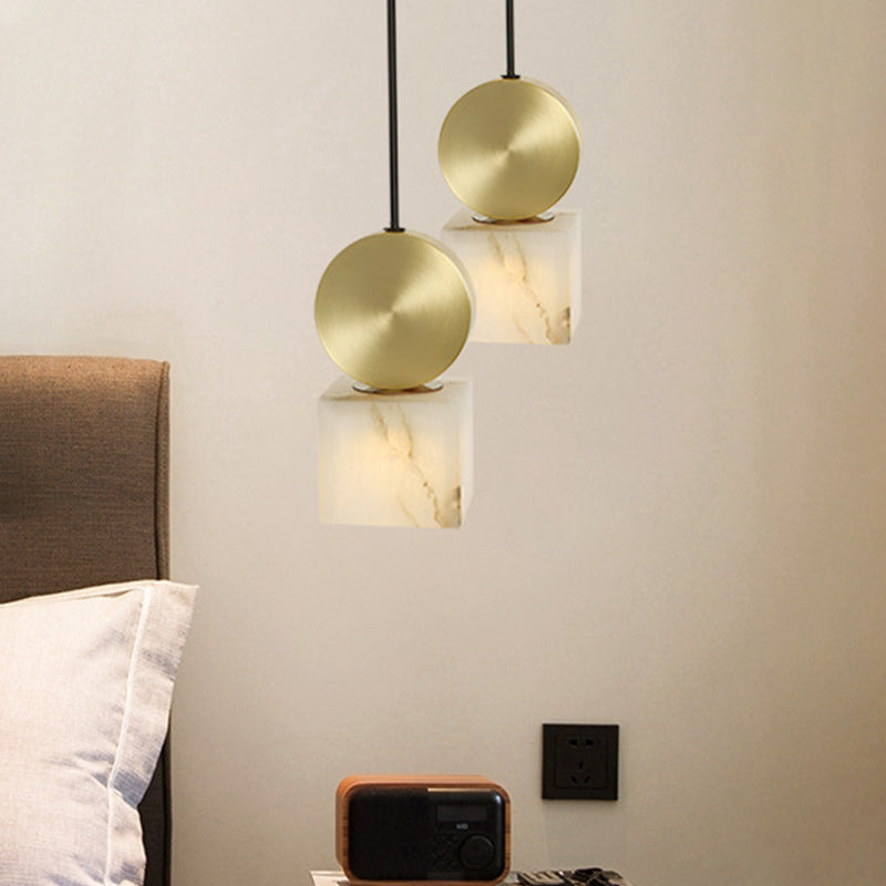 Lampe à suspension post-moderne en marbre blanc avec dessus doré et 1 tête