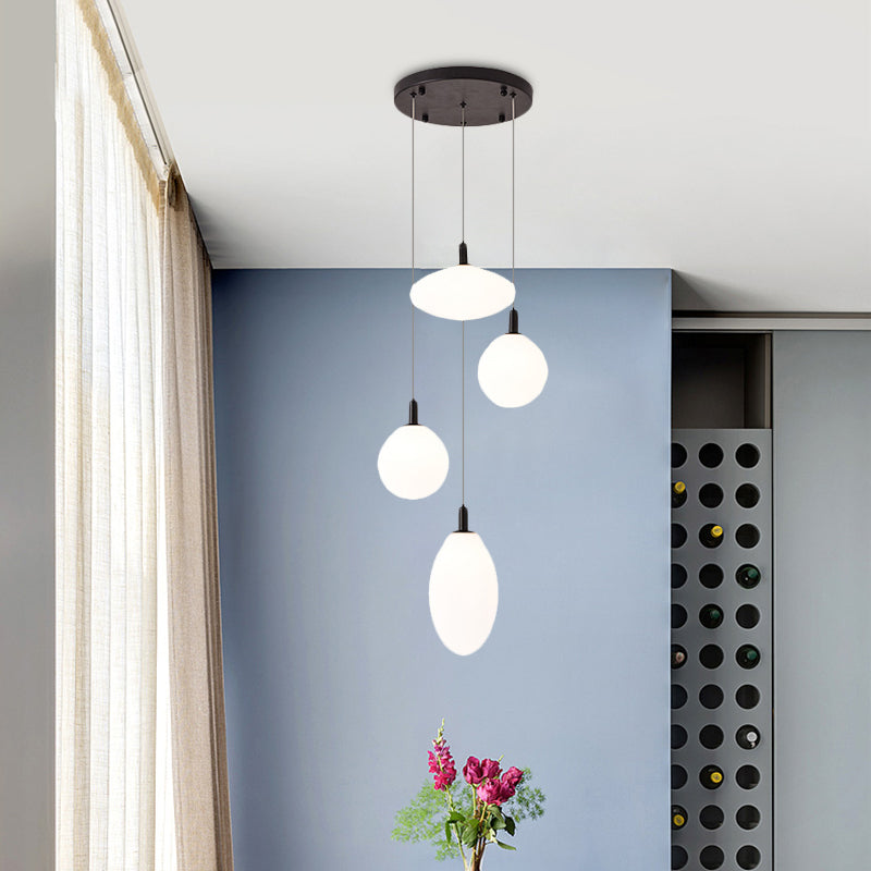 Lampe à suspension minimaliste dorée/noire avec 4 lumières et verre crème
 ou
 "Lampe suspendue minimaliste à 4 lumières en or/noir avec verre crème