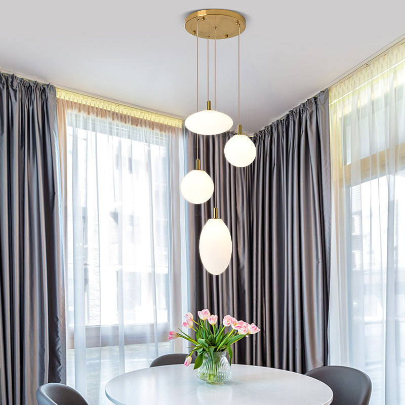 Lampe à suspension minimaliste dorée/noire avec 4 lumières et verre crème
 ou
 "Lampe suspendue minimaliste à 4 lumières en or/noir avec verre crème