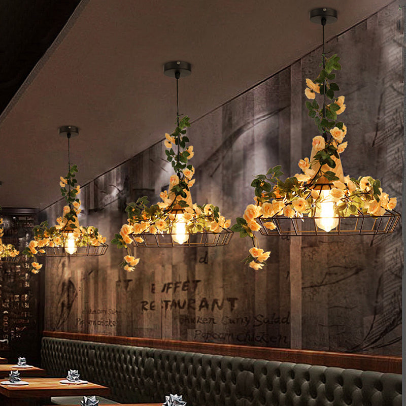Suspension moderne en fer noir avec pot de fleurs suspendu, idéale pour les restaurants et les décorations d'inspiration agricole