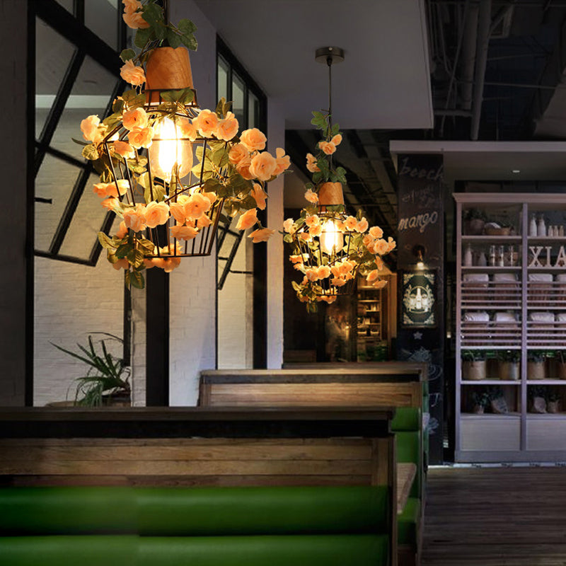 Suspension moderne en fer noir avec pot de fleurs suspendu, idéale pour les restaurants et les décorations d'inspiration agricole