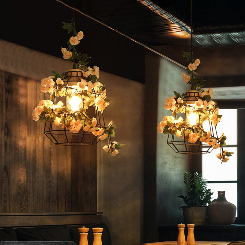 Suspension moderne en fer noir avec pot de fleurs suspendu, idéale pour les restaurants et les décorations d'inspiration agricole