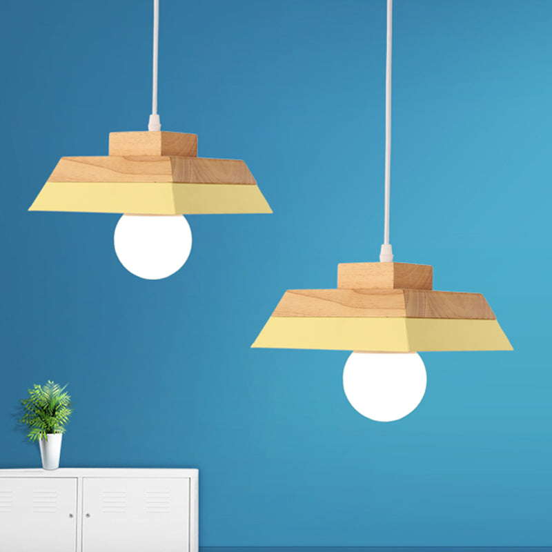 Suspension de salon moderne jaune/rose et bois avec abat-jour géométrique en métal