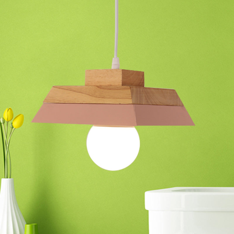 Suspension de salon moderne jaune/rose et bois avec abat-jour géométrique en métal