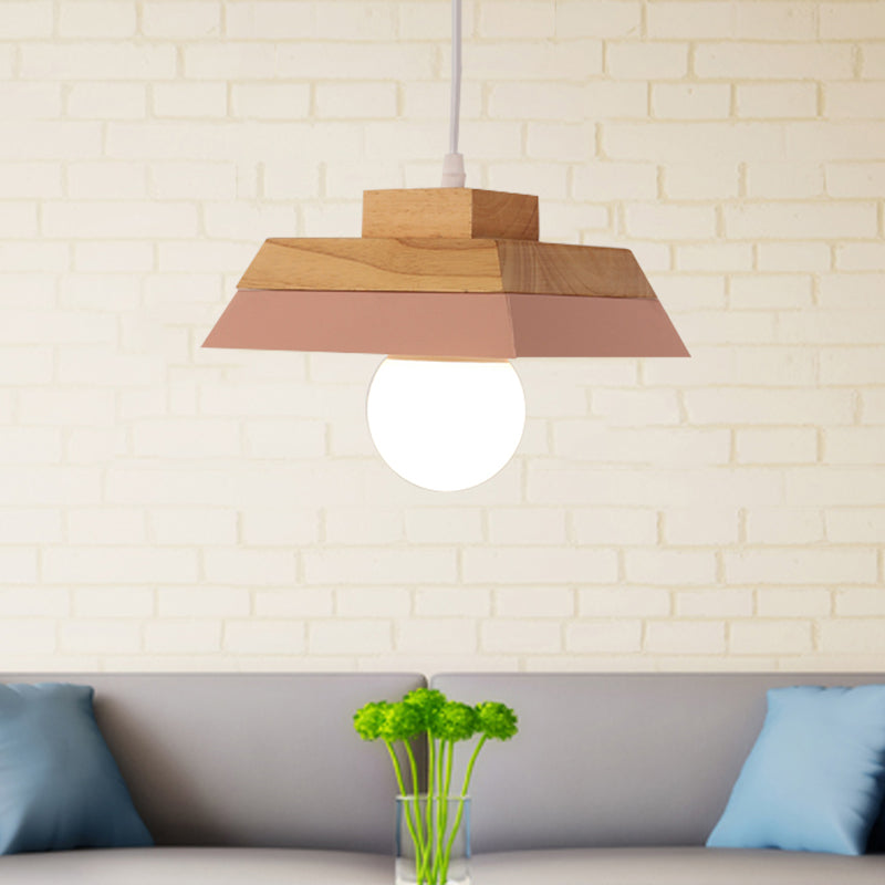 Suspension de salon moderne jaune/rose et bois avec abat-jour géométrique en métal