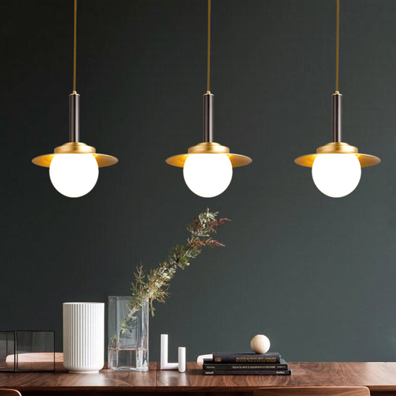 Luminaire suspendu post-moderne à capuchon en métal : lampe suspendue en laiton à 1 tête avec abat-jour en verre
