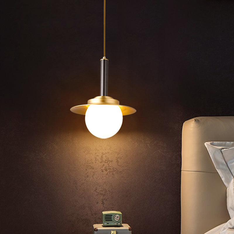 Luminaire suspendu post-moderne à capuchon en métal : lampe suspendue en laiton à 1 tête avec abat-jour en verre