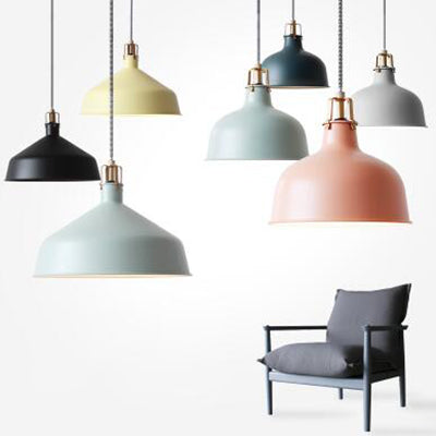 Suspension en métal de style industriel avec cordon réglable - 1 ampoule, largeur 8,5"/13", design bombé. Choisissez entre le gris ou le rose pour la salle à manger.