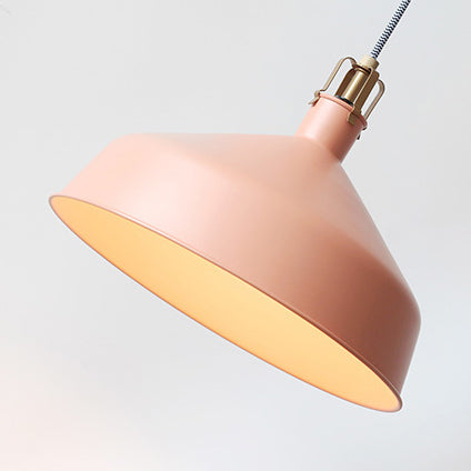 Suspension en métal de style industriel avec cordon réglable - 1 ampoule, largeur 8,5"/13", design bombé. Choisissez entre le gris ou le rose pour la salle à manger.
