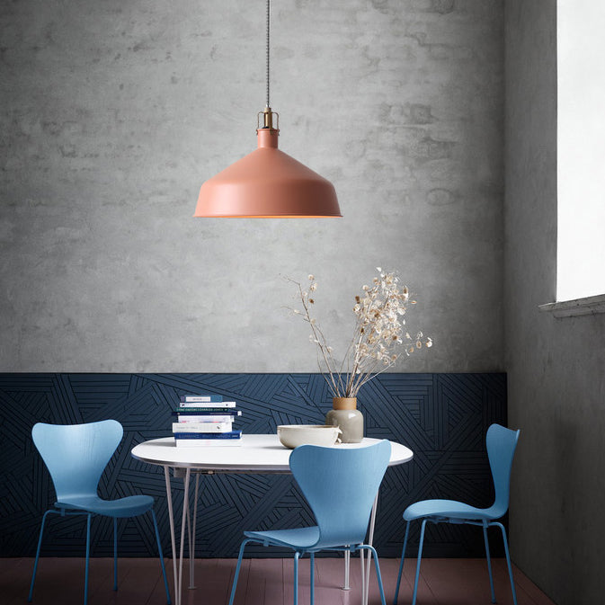Suspension en métal de style industriel avec cordon réglable - 1 ampoule, largeur 8,5"/13", design bombé. Choisissez entre le gris ou le rose pour la salle à manger.