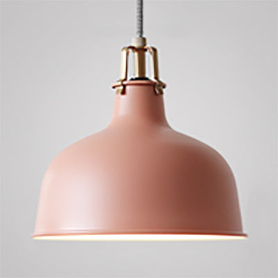 Suspension en métal de style industriel avec cordon réglable - 1 ampoule, largeur 8,5"/13", design bombé. Choisissez entre le gris ou le rose pour la salle à manger.