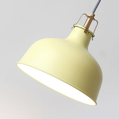 Suspension en métal de style industriel avec cordon réglable - 1 ampoule, largeur 8,5"/13", design bombé. Choisissez entre le gris ou le rose pour la salle à manger.