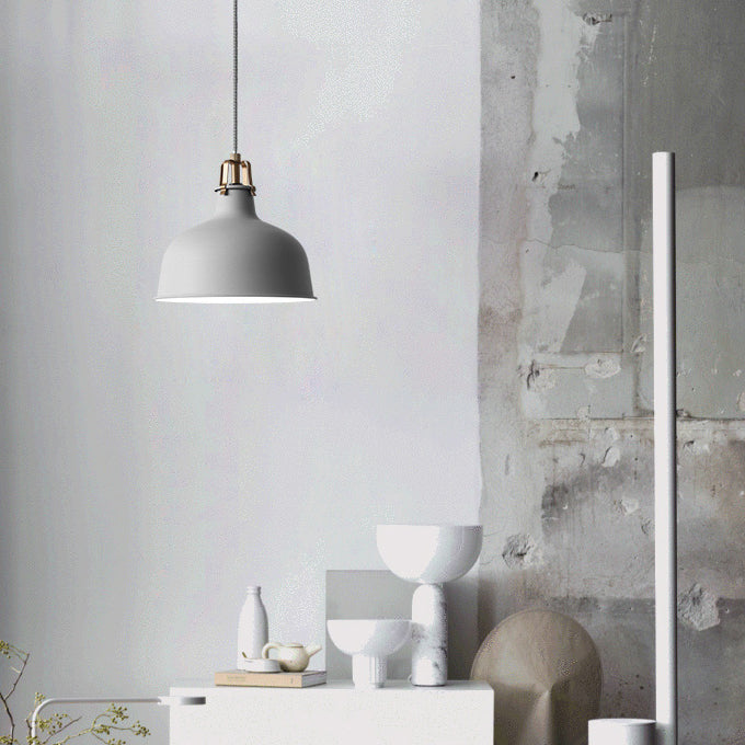 Suspension en métal de style industriel avec cordon réglable - 1 ampoule, largeur 8,5"/13", design bombé. Choisissez entre le gris ou le rose pour la salle à manger.