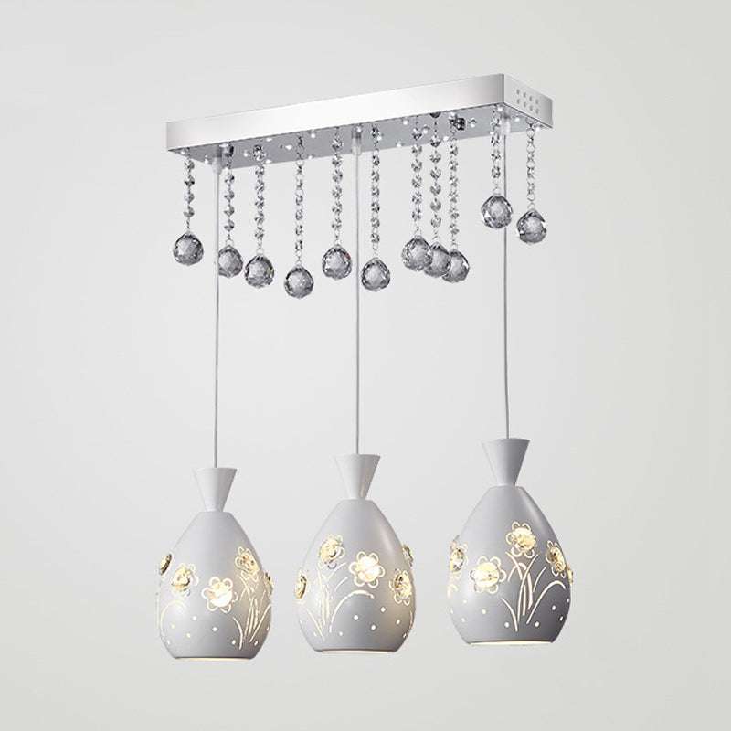Plafonnier moderne blanc à 3 lampes avec gouttelettes de cristal et motif de fleuron creux