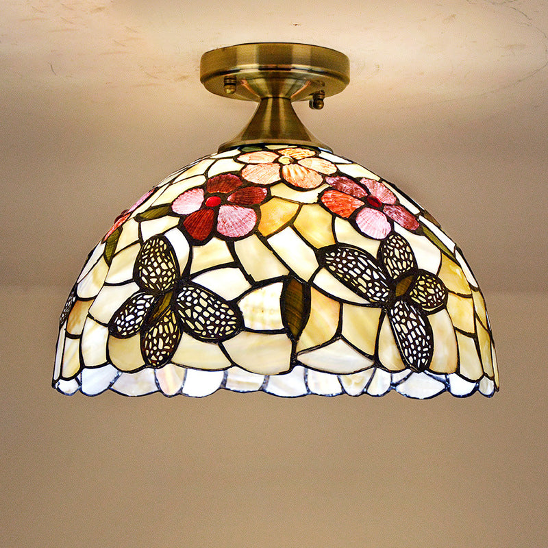 Plafonnier de cuisine encastré en laiton Tiffany avec abat-jour en coquillage à motif de fleur et de papillon