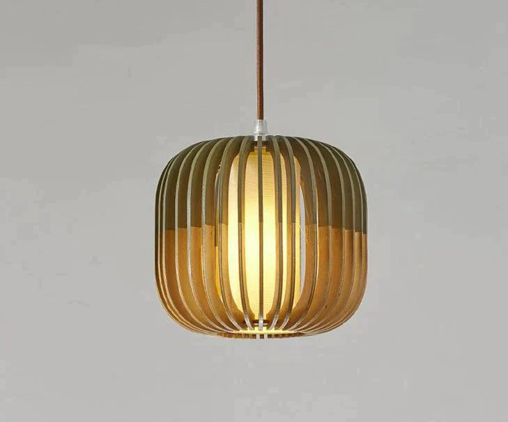 Suspension nordique en bois massif aux lignes linéaires simples
