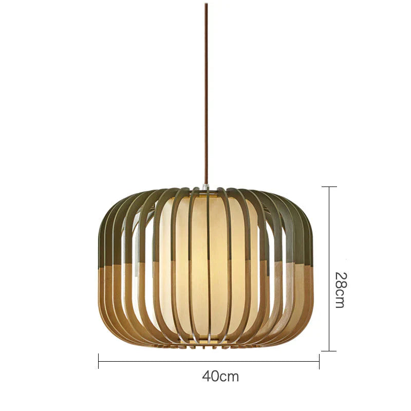 Suspension nordique en bois massif aux lignes linéaires simples