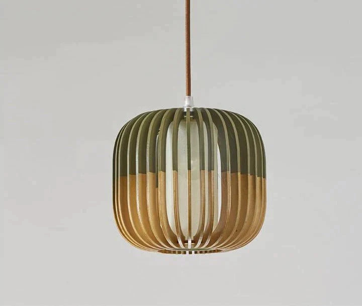 Suspension nordique en bois massif aux lignes linéaires simples