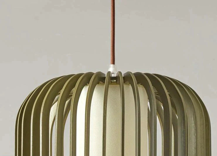 Suspension nordique en bois massif aux lignes linéaires simples